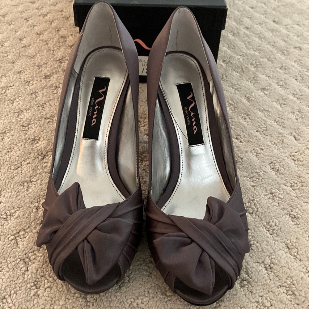 Nina forbes dress heels in steel luster color (dark gray) size 5.5.